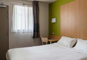 Postel nebo postele na pokoji v ubytování B&B HOTEL Auxerre Bourgogne