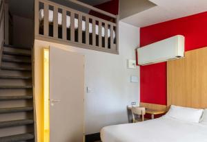 Postel nebo postele na pokoji v ubytování B&B HOTEL Auxerre Bourgogne