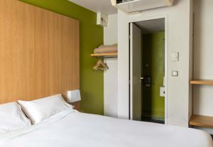Postel nebo postele na pokoji v ubytování B&B HOTEL Auxerre Bourgogne