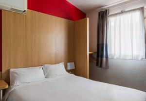 Postel nebo postele na pokoji v ubytování B&B HOTEL Auxerre Bourgogne