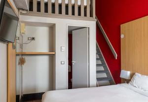 Postel nebo postele na pokoji v ubytování B&B HOTEL Auxerre Bourgogne