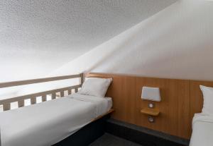 Postel nebo postele na pokoji v ubytování B&B HOTEL Auxerre Bourgogne