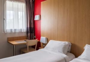 Postel nebo postele na pokoji v ubytování B&B HOTEL Auxerre Bourgogne