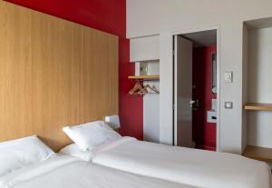 Postel nebo postele na pokoji v ubytování B&B HOTEL Auxerre Bourgogne