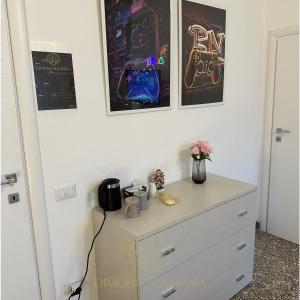 Příslušenství pro přípravu čaje a kávy v ubytování Dimora Sovrana- Gaming Rooms