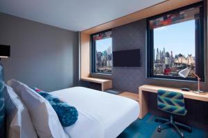Ένα ή περισσότερα κρεβάτια σε δωμάτιο στο Aloft Long Island City-Manhattan View +14 φωτογραφίες