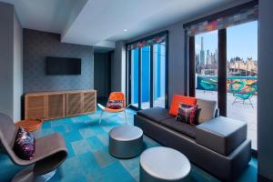 Χώρος καθιστικού στο Aloft Long Island City-Manhattan View