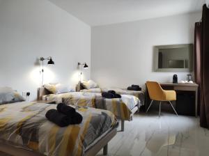 Katil atau katil-katil dalam bilik di Il-Girna- Modern Seaside Accommodation