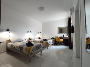 Televisyen dan/atau pusat hiburan di Il-Girna- Modern Seaside Accommodation