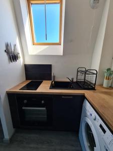 Kuchyň nebo kuchyňský kout v ubytování Le Ronsard, vue sur forteresse + 8 fotografií