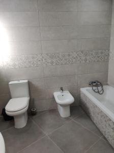 Bilik mandi di Il-Girna- Modern Seaside Accommodation
