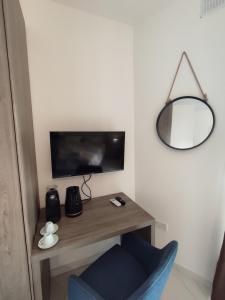 Televisyen dan/atau pusat hiburan di Il-Girna- Modern Seaside Accommodation