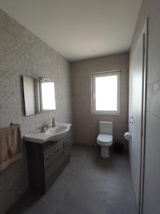 Bilik mandi di Il-Girna- Modern Seaside Accommodation
