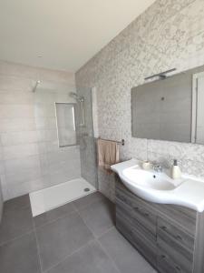 Bilik mandi di Il-Girna- Modern Seaside Accommodation