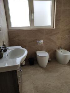 Bilik mandi di Il-Girna- Modern Seaside Accommodation