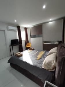 Katil atau katil-katil dalam bilik di Il-Girna- Modern Seaside Accommodation