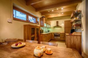 A kitchen or kitchenette at Vila Studienka