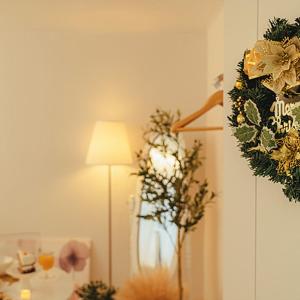 a room with a lamp and a vase with flowers at Noddle Sun Stay in Seoul