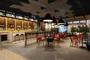 Restaurant ou autre lieu de restauration dans l'établissement Aloft Muscat