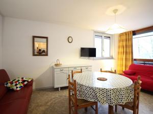 TV a/nebo společenská místnost v ubytování Mont-Dore T2 avec Balcon et Garage Privé - FR-1-608-133