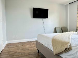 a bedroom with a bed and a flat screen tv on the wall at City View Condo with 3 Beds Free Parking LM 07 in Atlanta