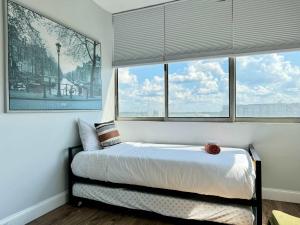 a bedroom with a bed and two large windows at City View Condo with 3 Beds Free Parking LM 07 in Atlanta +28 photos