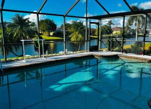 Πισίνα στο ή κοντά στο Hidden Secret Waterfront Retreat