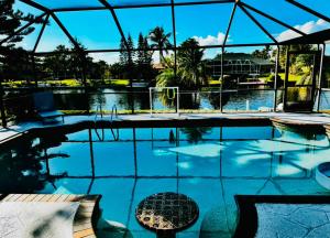 Πισίνα στο ή κοντά στο Hidden Secret Waterfront Retreat +28 φωτογραφίες