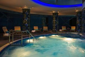 Bazén v ubytování Renaissance Izmir Hotel nebo v jeho okolí