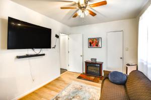 汉普顿1 Mi to Dtwn Remote Work-Friendly Apt in Hampton!的配有沙发和平板电视的客厅