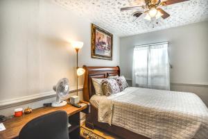 1 Mi to Dtwn Remote Work-Friendly Apt in Hampton!客房内的一张或多张床位