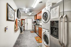汉普顿1 Mi to Dtwn Remote Work-Friendly Apt in Hampton!的配有洗衣机和烘干机的洗衣房