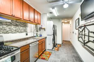 汉普顿1 Mi to Dtwn Remote Work-Friendly Apt in Hampton!的配有木质橱柜和白色冰箱的厨房