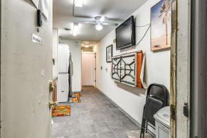 1 Mi to Dtwn Remote Work-Friendly Apt in Hampton!的电视和/或娱乐中心