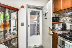 1 Mi to Dtwn Remote Work-Friendly Apt in Hampton!的厨房或小厨房