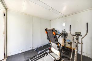 1 Mi to Dtwn Remote Work-Friendly Apt in Hampton!的健身中心和/或健身设施