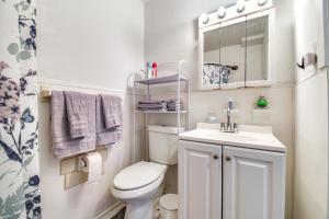 1 Mi to Dtwn Remote Work-Friendly Apt in Hampton!的一间浴室