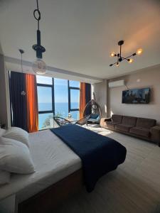 Postel nebo postele na pokoji v ubytování Villa Deluxe Kvariati + 37 fotografií