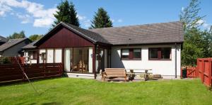 Taman di luar Heath Cottage, Tranquil Cottage by the Woods