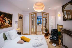 奥斯坦德Circa 1929的卧室里有一张白色的床和一面镜子