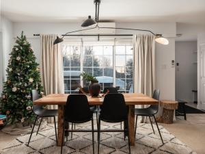 Saint-FaustinSki in out at La Halte Mont-Blanc 2的一间设有桌子和圣诞树的用餐室 更多48张照片