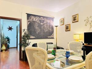 una sala da pranzo con tavolo e sedie in vetro di Via Veneto Lulus Home a Roma