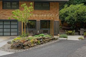 Taman di luar #StayInMyDistrict Multnomah Village Modern Retreat