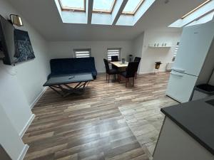 TV a/nebo společenská místnost v ubytování Apartamenty aleja ducha świętego Apartament 4