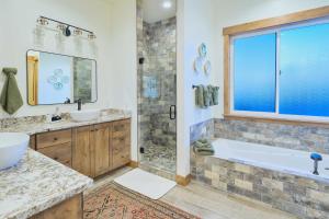 Baðherbergi á Luxe Tetonia Home with Tetons View, Close to Skiing! +27 myndir