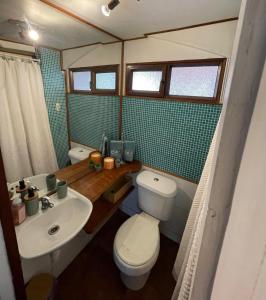 une petite salle de bain avec toilettes et lavabo dans l'établissement Casona Doña Petu, à Viña del Mar
