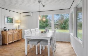 ゲッサーにある1 Bedroom Amazing Home In Gedserの白いテーブルと椅子のある白いダイニングルーム