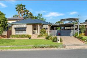 ein Haus mit einem Tor davor in der Unterkunft An enchating and enriching home in Fairfield