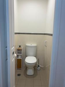 Ein Badezimmer in der Unterkunft An enchating and enriching home