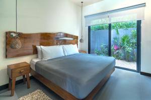 Un dormitorio con una cama grande y una ventana grande. en Casa Asana 5 Luxe Retreat Tulum, en Tulum 66 fotos más